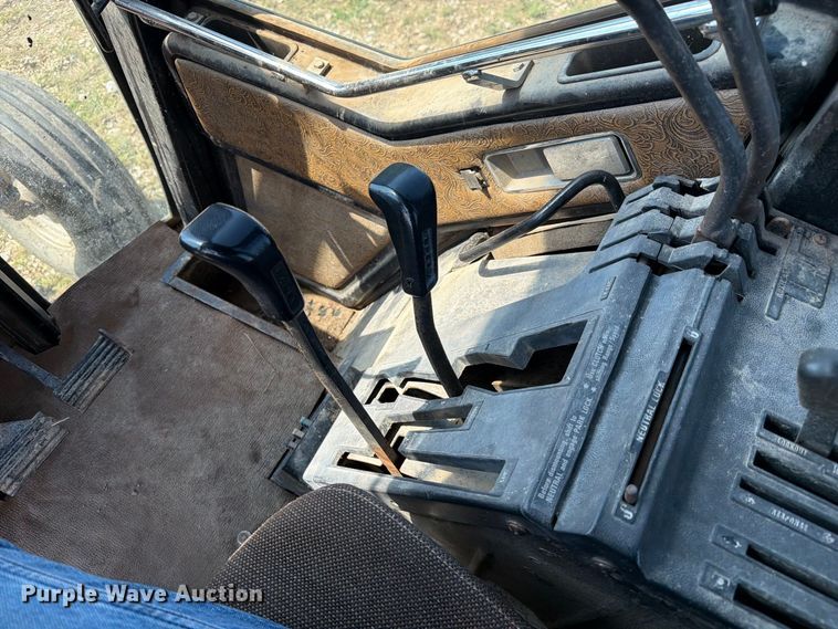 image for item DZ4883 1981 International Harvester 3688 tractor