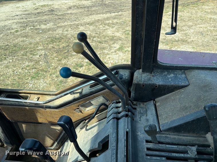 image for item DZ4883 1981 International Harvester 3688 tractor
