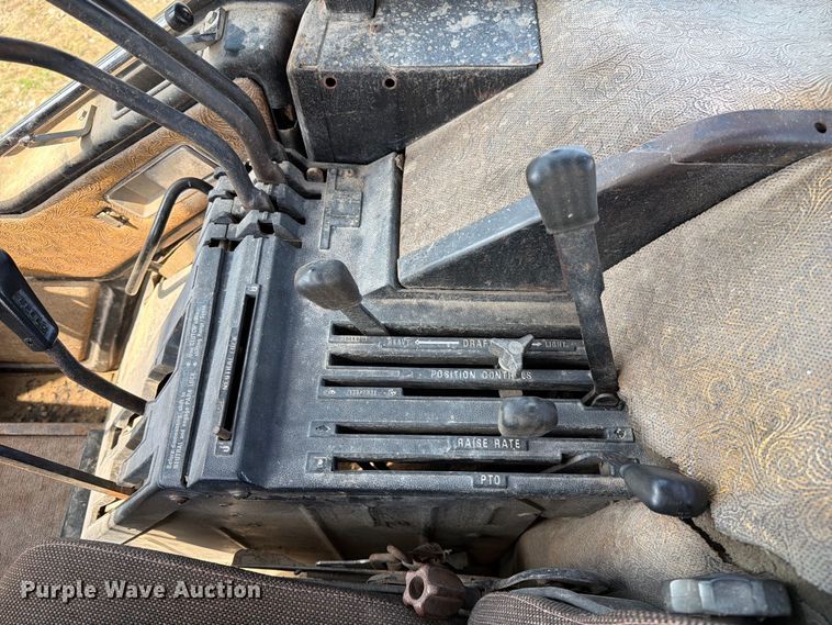 image for item DZ4883 1981 International Harvester 3688 tractor