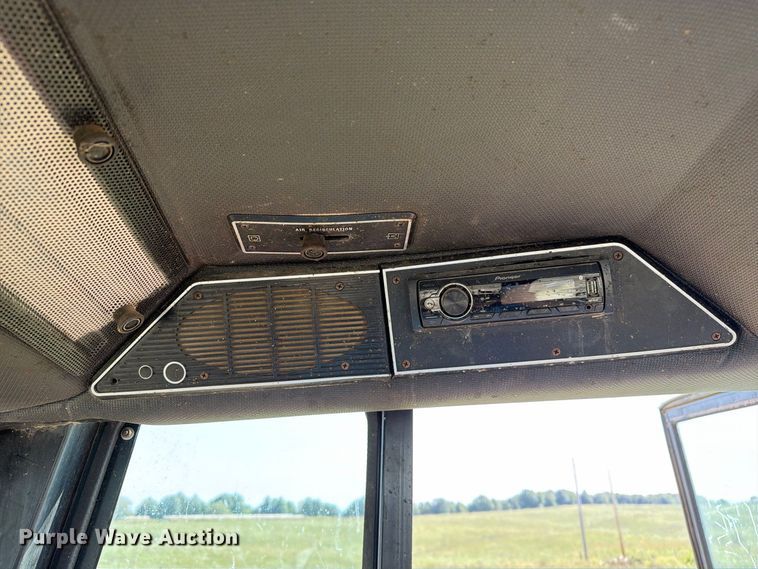image for item DZ4883 1981 International Harvester 3688 tractor