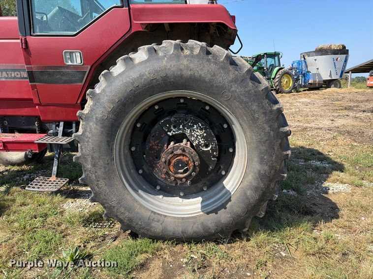 image for item DZ4883 1981 International Harvester 3688 tractor