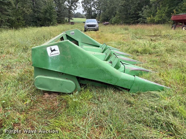 image for item ER3317 John Deere 444 corn head