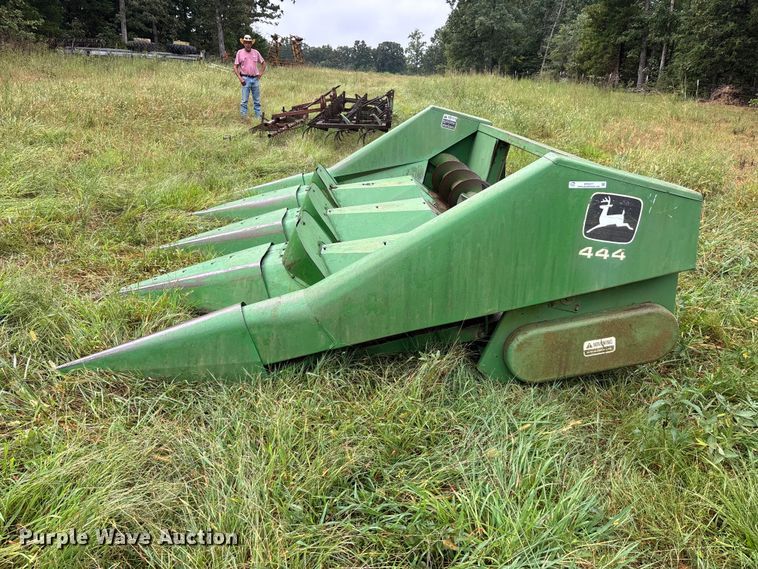 image for item ER3317 John Deere 444 corn head