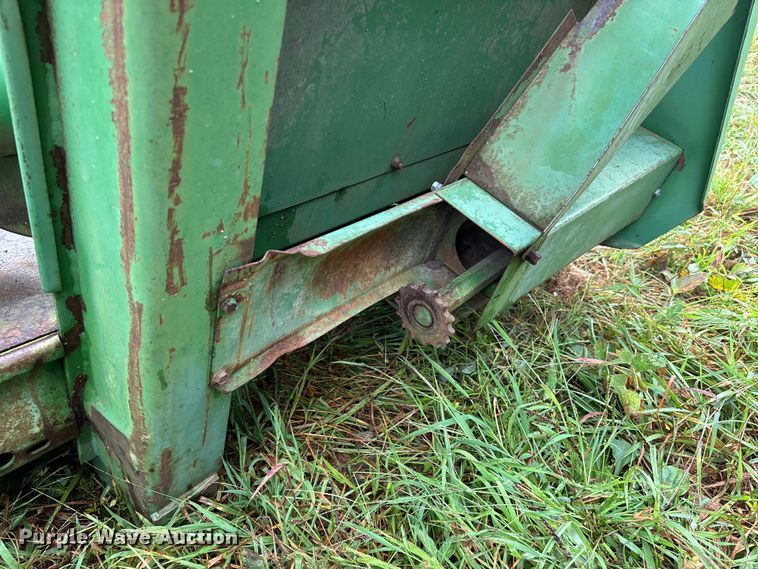 image for item ER3317 John Deere 444 corn head