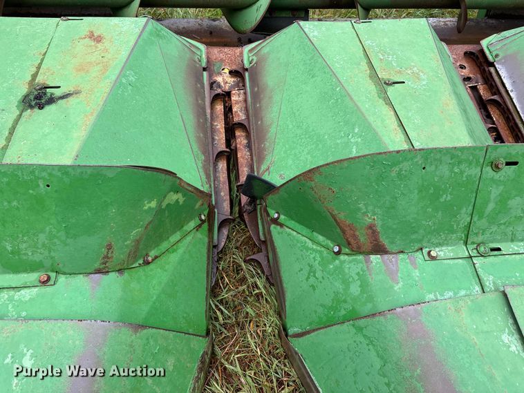 image for item ER3317 John Deere 444 corn head