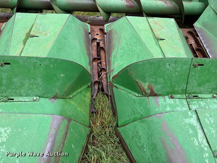 image for item ER3317 John Deere 444 corn head