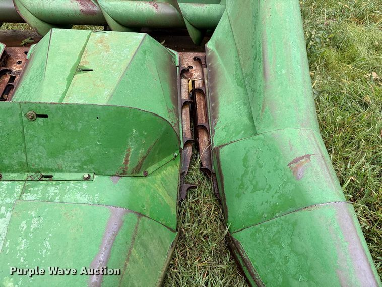 image for item ER3317 John Deere 444 corn head