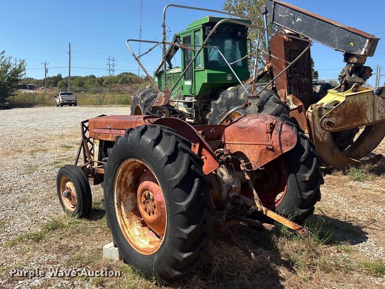 image for item ES8114 Massey-Ferguson 135 tractor
