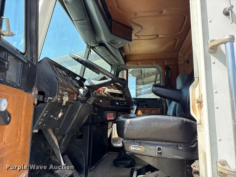 image for item EV6207 1996 Freightliner FLD semi truck