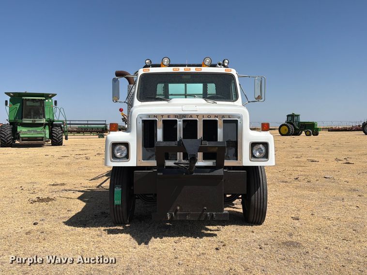 image for item EW4079 1986 International F-2574 applicator truck