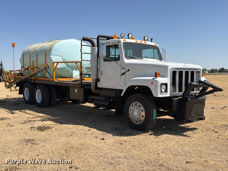 image for item EW4079 1986 International F-2574 applicator truck
