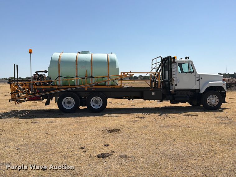 image for item EW4079 1986 International F-2574 applicator truck