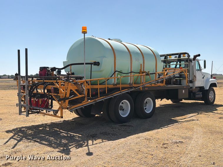 image for item EW4079 1986 International F-2574 applicator truck