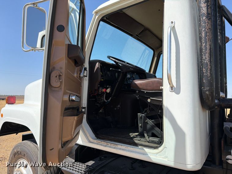 image for item EW4079 1986 International F-2574 applicator truck