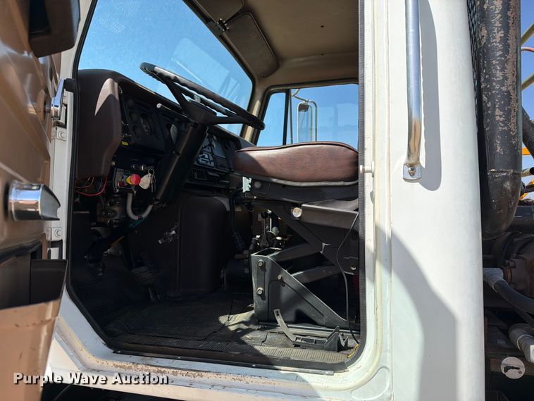 image for item EW4079 1986 International F-2574 applicator truck
