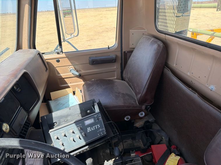 image for item EW4079 1986 International F-2574 applicator truck