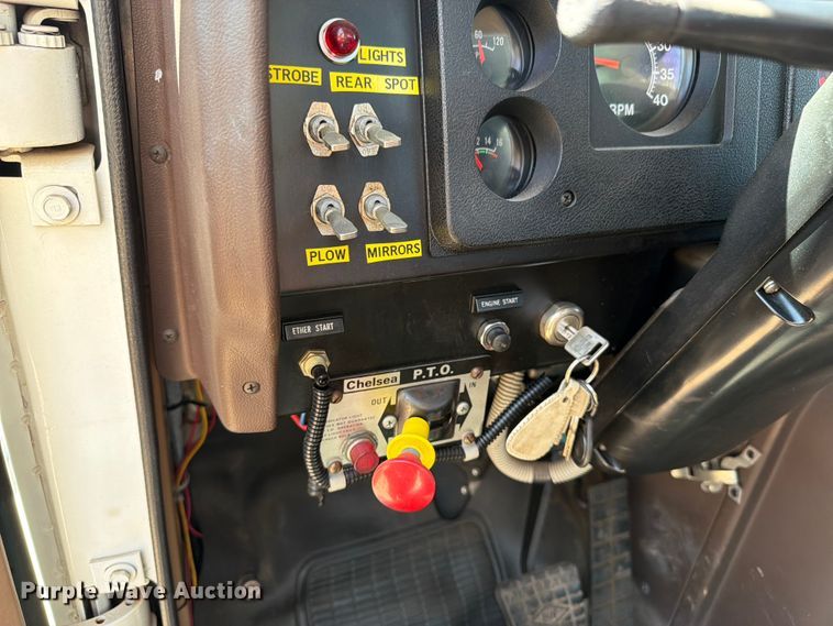 image for item EW4079 1986 International F-2574 applicator truck