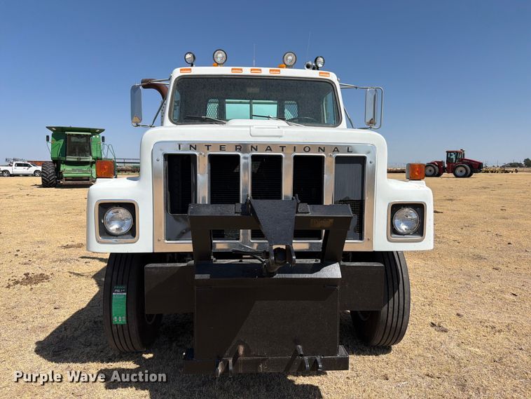 image for item EW4079 1986 International F-2574 applicator truck