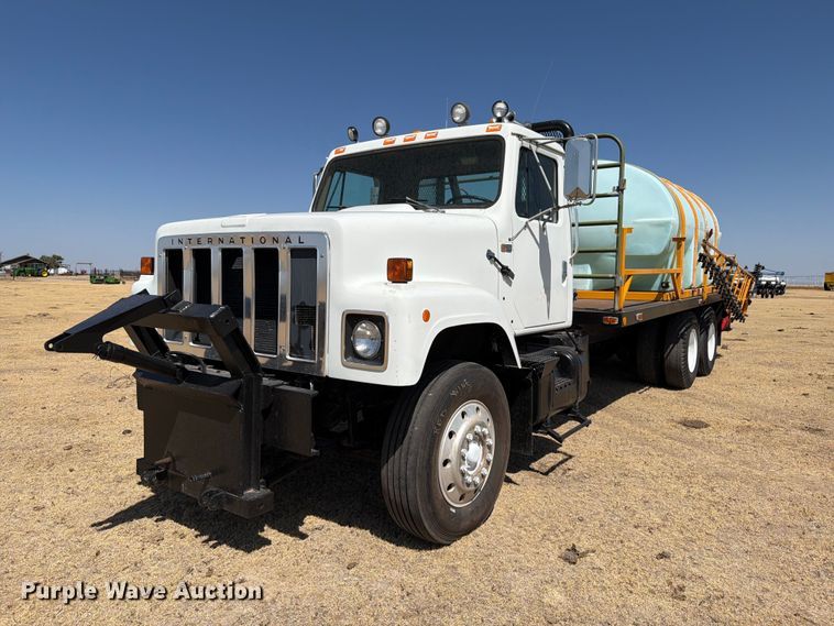 image for item EW4079 1986 International F-2574 applicator truck