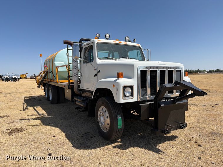 image for item EW4079 1986 International F-2574 applicator truck