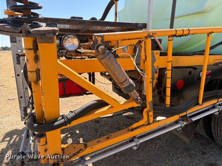 image for item EW4079 1986 International F-2574 applicator truck
