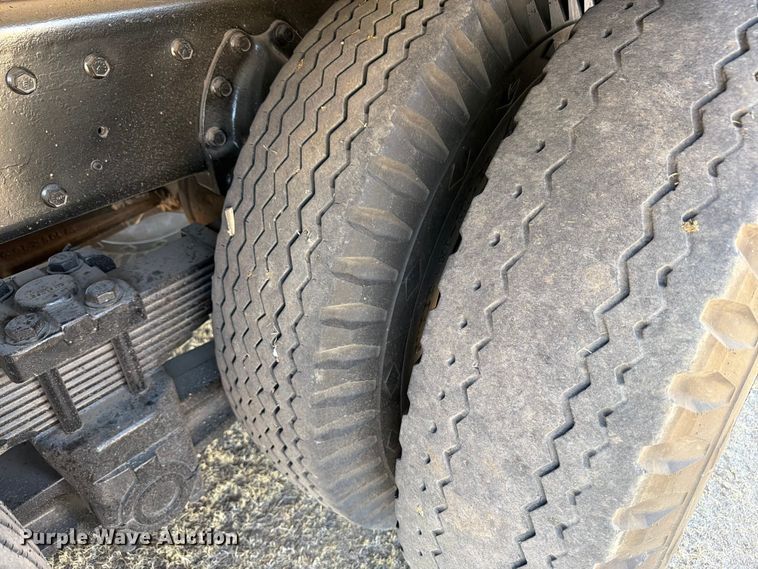 image for item EW4079 1986 International F-2574 applicator truck