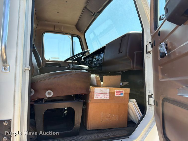 image for item EW4079 1986 International F-2574 applicator truck