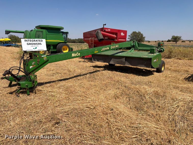 image for item EW8831 John Deere 946 swather / windrower