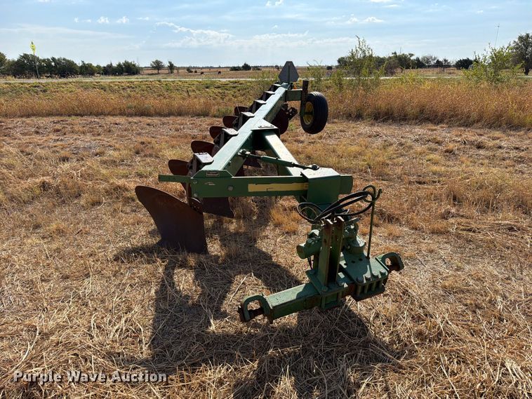 image for item EW8884 John Deere 2600 6 bottom plow