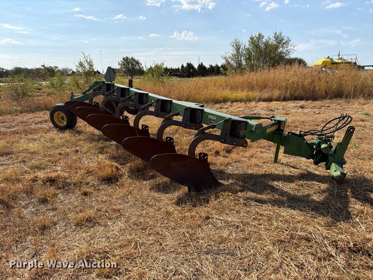 image for item EW8884 John Deere 2600 6 bottom plow