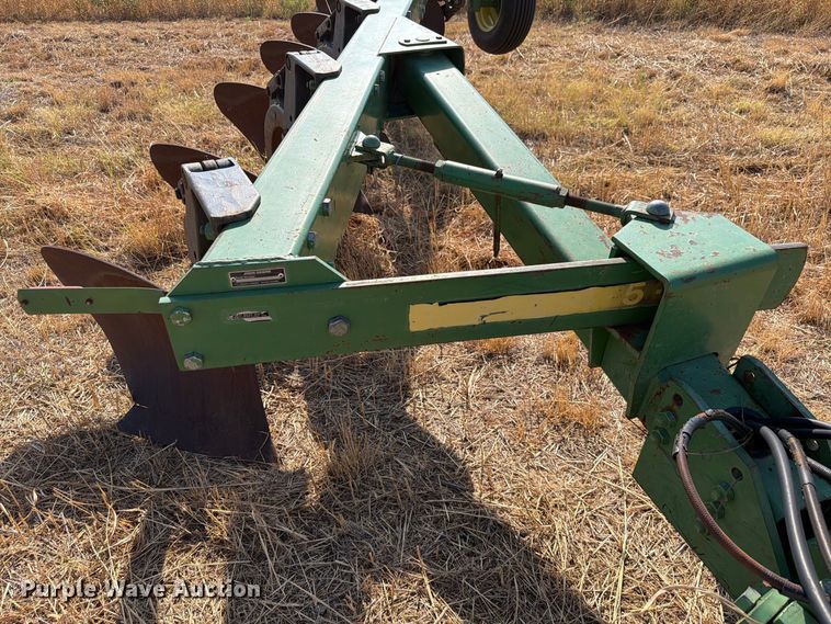 image for item EW8884 John Deere 2600 6 bottom plow
