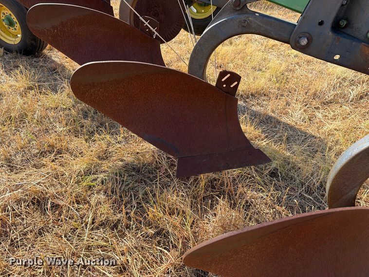 image for item EW8884 John Deere 2600 6 bottom plow