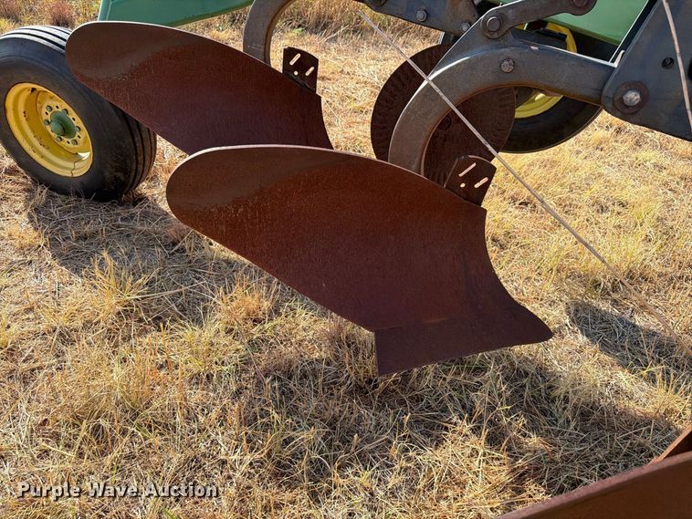 image for item EW8884 John Deere 2600 6 bottom plow
