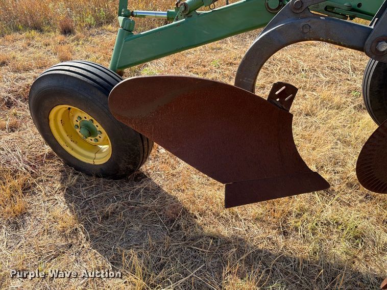 image for item EW8884 John Deere 2600 6 bottom plow