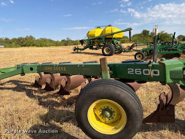 image for item EW8884 John Deere 2600 6 bottom plow
