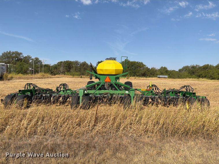 image for item EW8885 John Deere 1890 air seeder