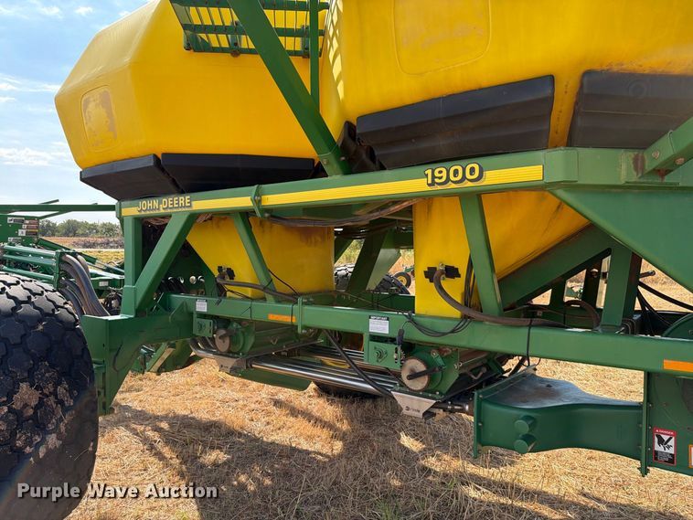image for item EW8885 John Deere 1890 air seeder