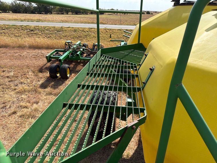 image for item EW8885 John Deere 1890 air seeder