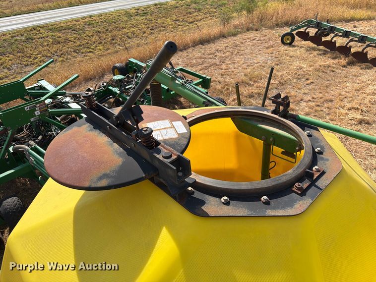 image for item EW8885 John Deere 1890 air seeder