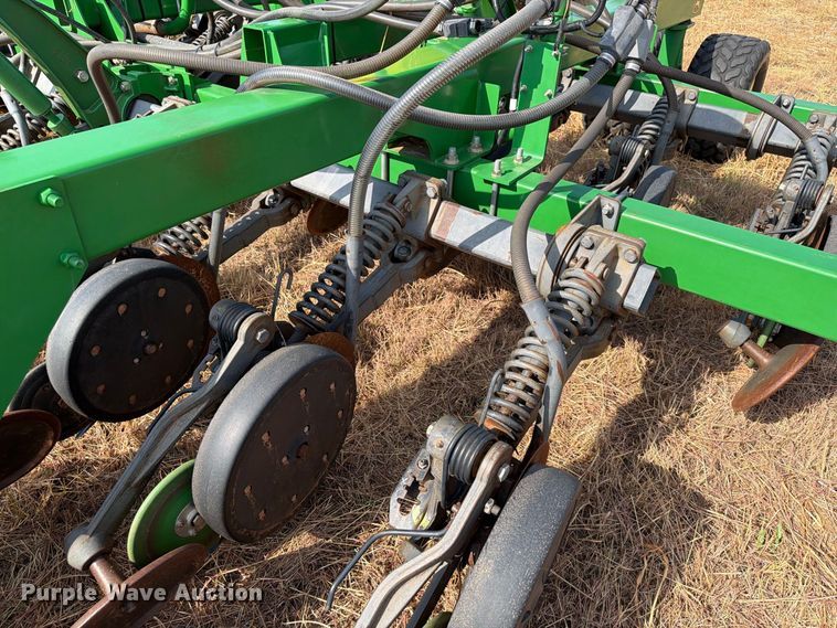 image for item EW8885 John Deere 1890 air seeder