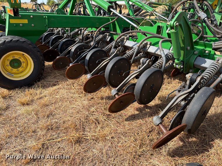 image for item EW8885 John Deere 1890 air seeder