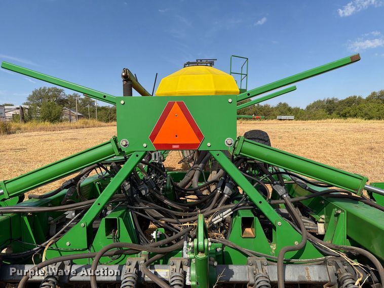 image for item EW8885 John Deere 1890 air seeder
