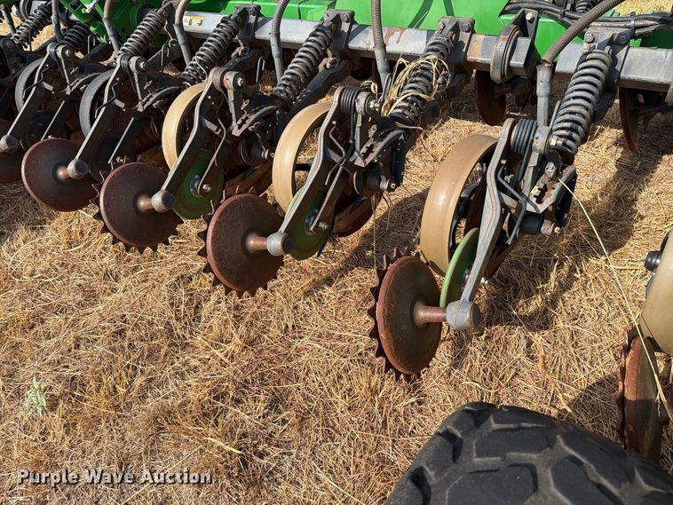 image for item EW8885 John Deere 1890 air seeder