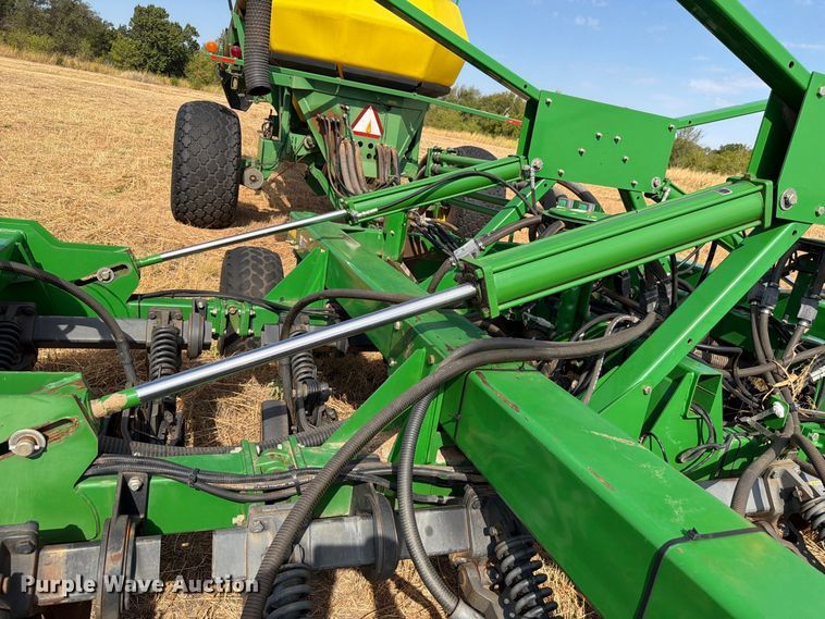 image for item EW8885 John Deere 1890 air seeder