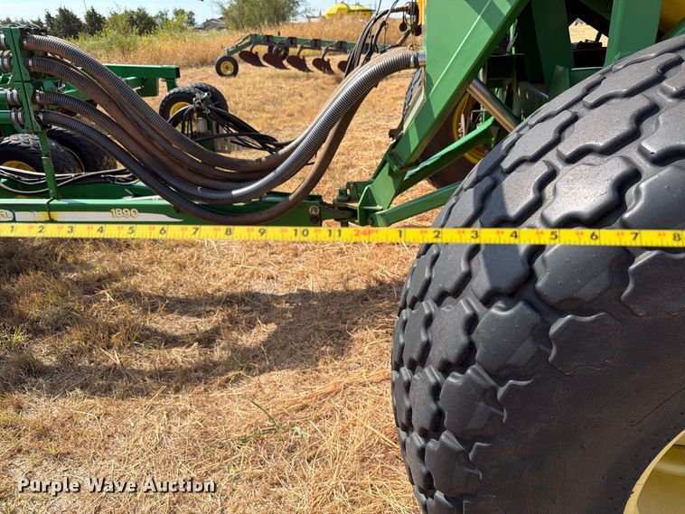 image for item EW8885 John Deere 1890 air seeder