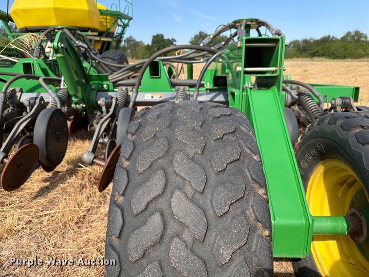 image for item EW8885 John Deere 1890 air seeder