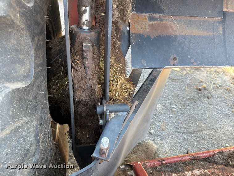 image for item EW8895 1999 Hesston 8450 swather / windrower