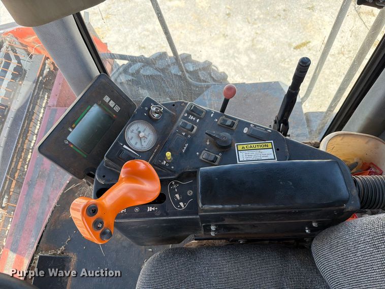 image for item EW8895 1999 Hesston 8450 swather / windrower