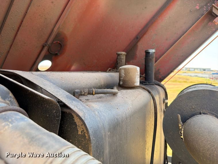 image for item EW8895 1999 Hesston 8450 swather / windrower