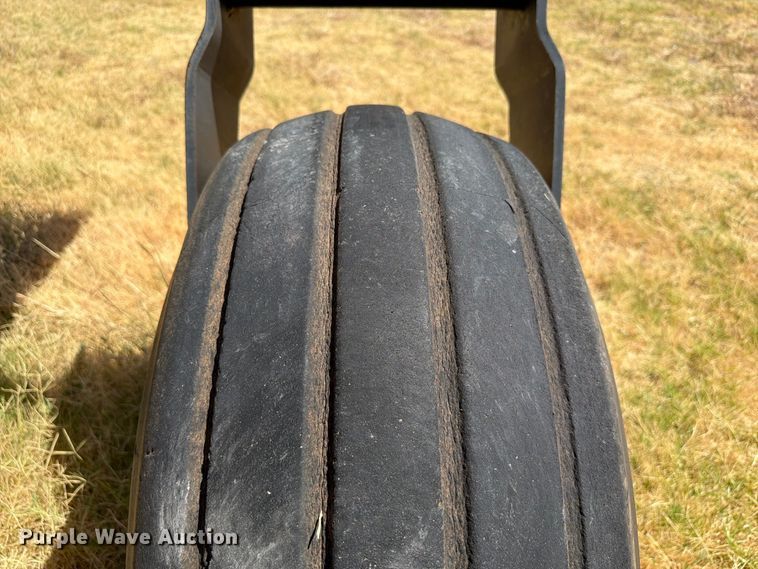 image for item EW8895 1999 Hesston 8450 swather / windrower